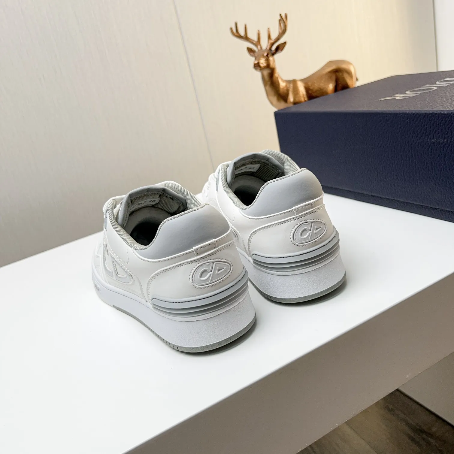 Factory price: 420💰Dior B57 low-top sneakers 2025 spring men's series new product launch [Celebrate][Celebrate][Celebrate], reinterpret basketball shoe design and become Dior's classic single product [strong][strong][strong], carefully crafted in black and cream white smooth cowhide, with beige suede, leather C shown on the side D logo, tongue, sole and back side are decorated with various distinctive details to enhance the style[666][666], while eyelet details, topstitching and rubber panels highlight the dynamic charm of its athletic style[strong][strong][strong]. It has a two-color rubber sole, which can be matched with various clothing to create a refined look. Size: 38 to 44, customized 45